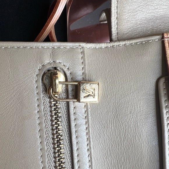 Authentic Louis Vuitton Vernis Crossbody Wallet - Picture 12 of 14